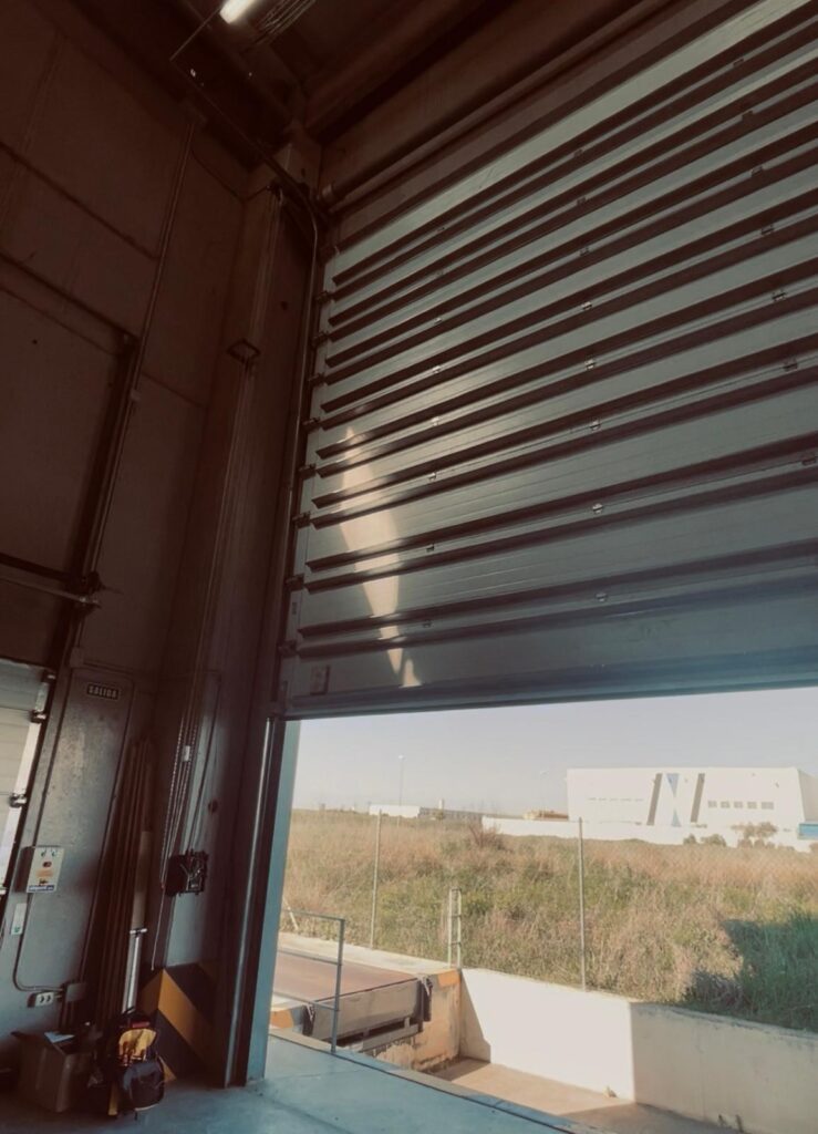 puerta seccional muelle de carga